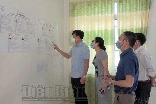 Bí thư Huyện ủy Tuần Giáo kiểm tra công tác bầu cử