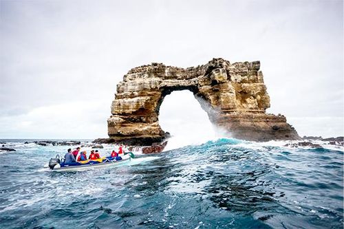 Vòm đá Darwin's Arch ở Ecuador sụp đổ do xói mòn
