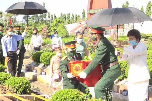 Cải táng 2 hài cốt liệt sĩ