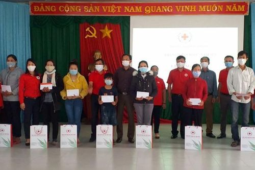 Hội Chữ thập đỏ trao 43 suất quà cho các gia đình khó khăn