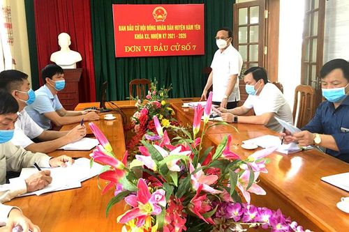 Phó Chủ tịch UBND tỉnh Nguyễn Mạnh Tuấn kiểm tra công tác chuẩn bị bầu cử tại Hàm Yên