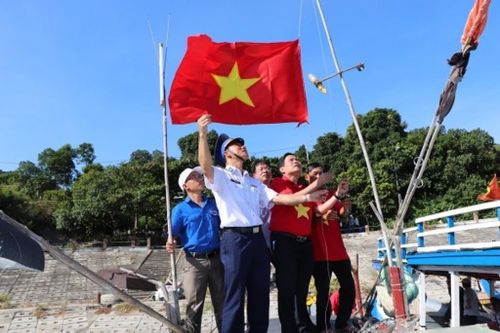'Một triệu lá cờ Tổ quốc cùng ngư dân bám biển' trao 560.000 lá cờ Tổ quốc trong năm 2021
