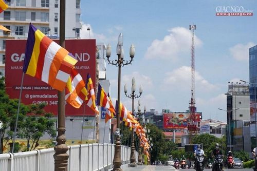 Cờ Phật giáo tung bay Kính mừng mùa Phật đản tại TP.HCM