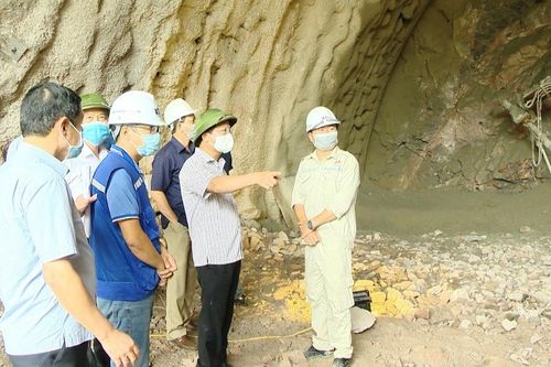 Đường bao biển Hạ Long - Cẩm Phả phủ xanh núi đá vôi khi cây rừng bị hư hại do mở đường