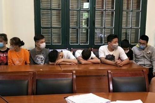 Khởi tố 10 thanh niên nam nữ đua xe náo loạn đường phố Hà Nội