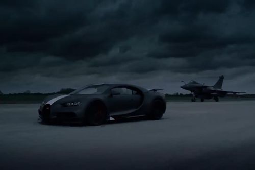 Siêu xe Bugatti Chiron chạy đua với máy bay phản lực Rafale Marine