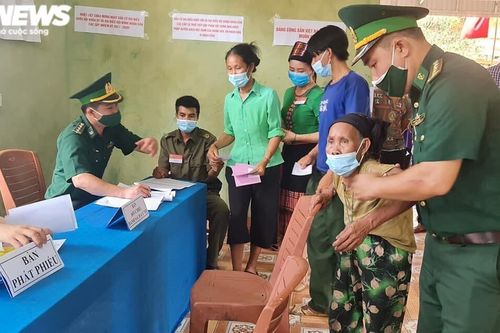 Đồng bào dân tộc thiểu số ở 4 huyện biên giới Nghệ An rộn ràng đi bầu cử sớm
