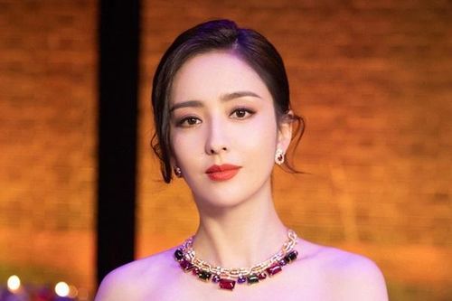 Đồng Lệ Á ly hôn, fan vui mừng thần tượng được giải thoát
