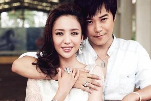 Trần Tư Thành 'cặp' gái lạ sau ly hôn Đồng Lệ Á: đàn ông vừa giàu vừa dẻo miệng chỉ giỏi làm khổ phụ nữ?