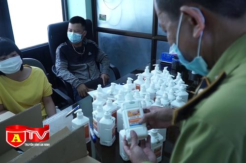 Thu giữ 300 chai nước sát khuẩn tay có dấu hiệu giả mạo nhãn hiệu