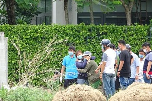 Một người đàn ông chết ở bãi đất trống nghi là án mạng
