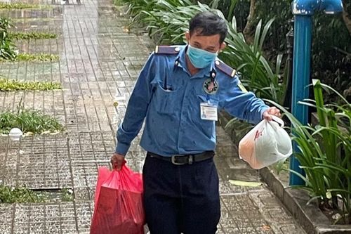 Người dân khu phong tỏa ở TP.HCM nuôi nhau giữa ngày dịch