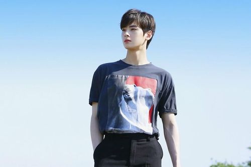 Nam giới nên mặc gì để mát mẻ vào mùa hè?
