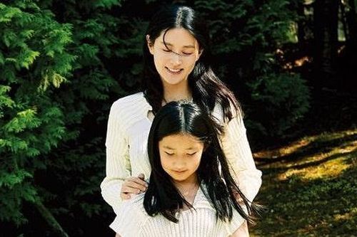 Lee Young Ae bên con gái 10 tuổi