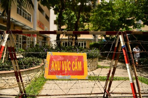 Người phụ nữ lẻn vào ổ dịch Covid-19 để giao rượu