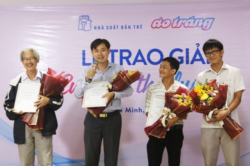 Bài thơ 16 câu nhận giải nhất của tập san 'Áo Trắng'