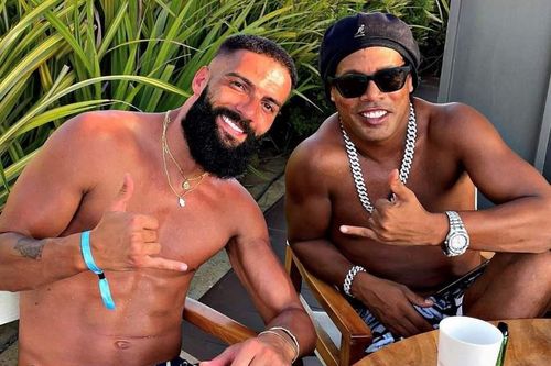Ronaldinho chúc tuyển Malaysia may mắn ở vòng loại World Cup