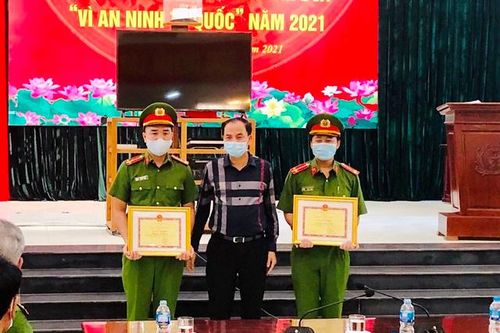Chủ tịch quận Tây Hồ khen thưởng nóng 2 chiến sĩ công an dũng cảm cứu người