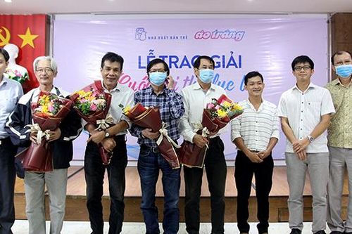 'Cổng làng' đoạt giải Nhất cuộc thi thơ lục bát Áo trắng 2021