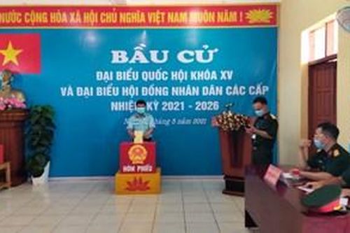 Bộ đội Phòng không-Không quân bầu cử sớm trên đảo Bạch Long Vĩ