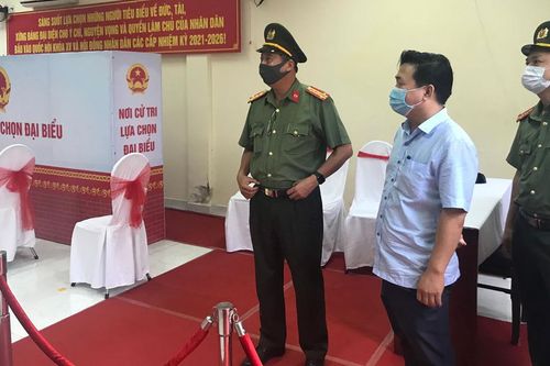 Đại tá Trần Đình Chung- Phó Giám đốc CATP: kiểm tra công tác đảm bảo ANTT bầu cử