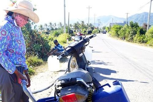Nhà máy nước thi công ì ạch, người dân gặp khó