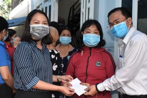 Thăm và tặng quà các hộ dân bị ngập nặng tại TP Thủ Đức
