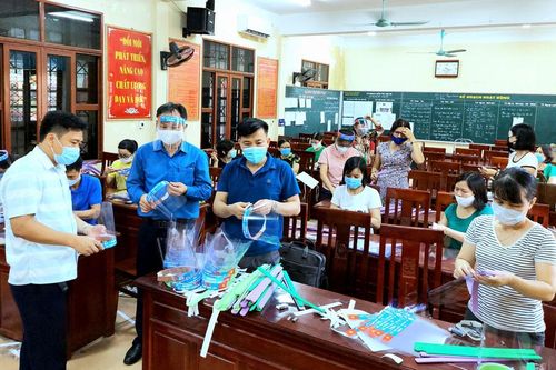 Thái Nguyên: Giáo viên làm tấm chắn giọt bắn tặng điểm nóng chống dịch