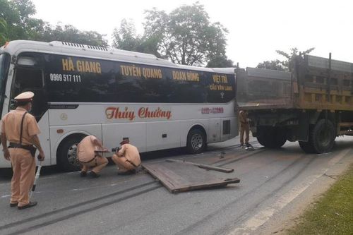 Tuyên Quang: Xe khách đấu đầu xe tải trên QL2, 15 người thoát nạn