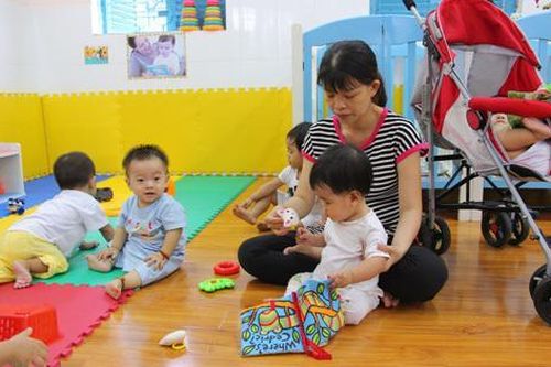 Phụ huynh 'cắn răng' chi tiền trông trẻ nghỉ hè