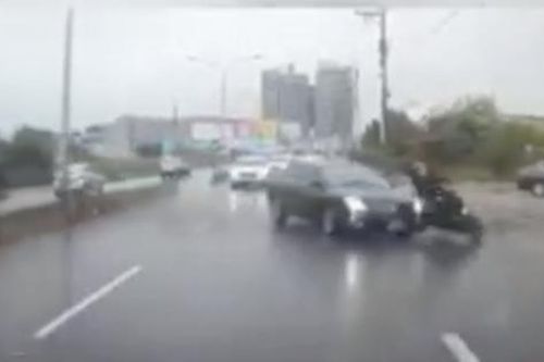 Sedan sang đường thiếu quan sát đâm gục xe máy