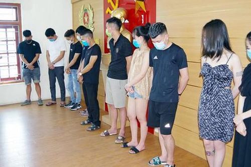 Chủ quán karaoke đục tường, mở cửa hậu cho khách tổ chức 'tiệc' ma túy