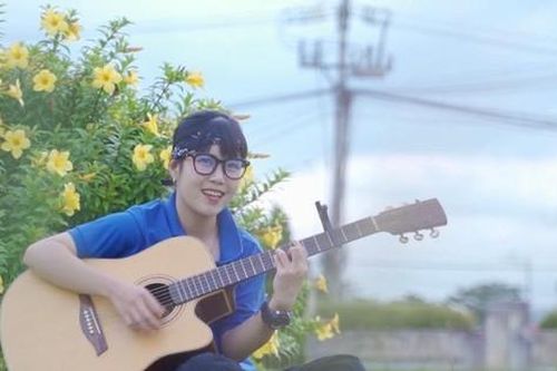 Nữ sinh xứ Quảng cất giọng ngọt ngào vừa đàn vừa hát 'vũ điệu đi bầu'