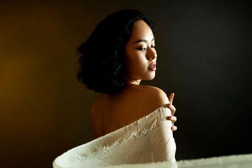Sau ly hôn, Hoàng Quyên chụp ảnh táo bạo