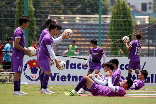 Tuyển Việt Nam bị 'tra tấn' thể lực giữa trưa, tập 2 buổi/ngày