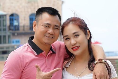 Khoảnh khắc hạnh phúc của NSND Tự Long bên vợ đẹp