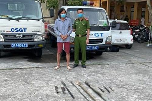 Bắt giữ thành công đối tượng đe dọa người đi bầu cử, thu giữ nhiều hung khí