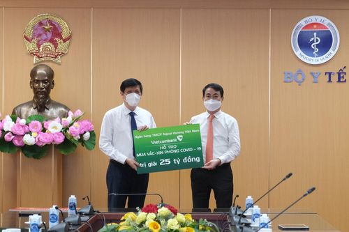 Vietcombank trao 25 tỷ đồng hỗ trợ Bộ Y tế mua vaccine phòng COVID-19