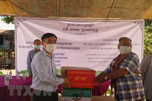 Hỗ trợ người Việt ở Campuchia phòng chống dịch COVID-19 và Chikungunya