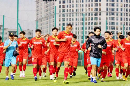 Các tuyển thủ bóng đá Việt Nam bầu cử tại trụ sở VFF