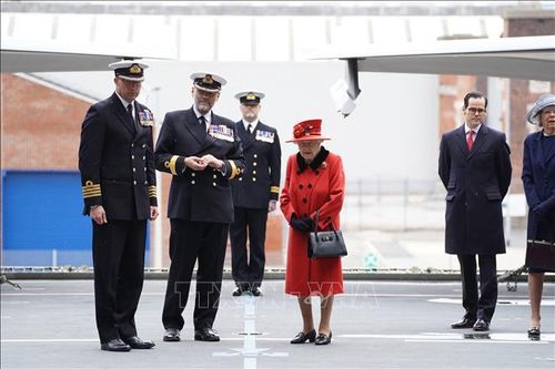 Nữ hoàng Anh thăm tàu sân bay HMS Queen Elizabeth