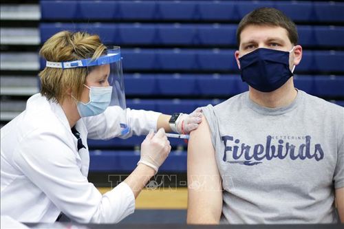 Người Mỹ đánh bại biến thể mới của virus SARS-CoV-2 như thế nào?