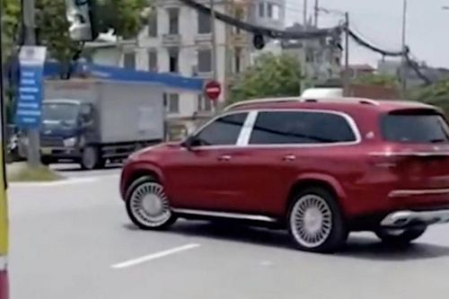 Xe Mercedes-Maybach 'nhún nhảy' trên đường, có phải bị lỗi?