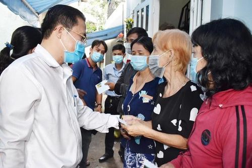 Thăm hỏi, động viên các hộ dân bị ảnh hưởng bởi mưa lớn ở TP Thủ Đức