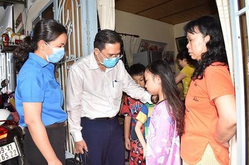 TPHCM: Thăm hỏi người dân bị ảnh hưởng sau mưa lớn