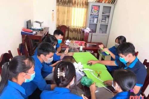 Huyện Đoàn Yên Định phát động làm 'Mũ chống giọt bắn' tặng các tổ bầu cử