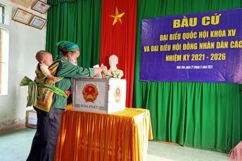 Vượt sông suối, địu con đi bầu cử sớm ở Nghệ An