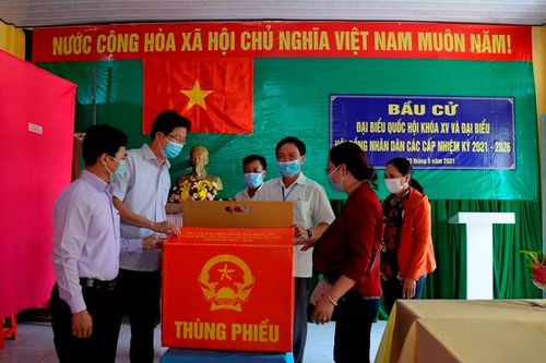 Phó chủ tịch UBND tỉnh Huỳnh Minh Tuấn kiểm tra công tác chuẩn bị bầu cử