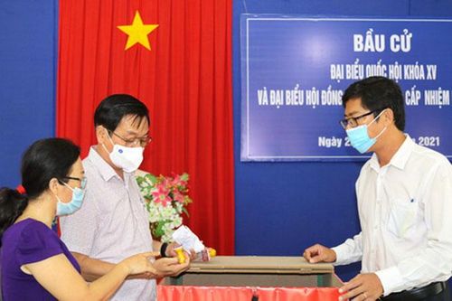 Ông Trần Mạnh Dũng kiểm tra công tác chuẩn bị bầu cử tại huyện Cam Lâm