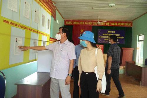 Ông Trần Mạnh Dũng kiểm tra công tác chuẩn bị bầu cử tại huyện Khánh Sơn